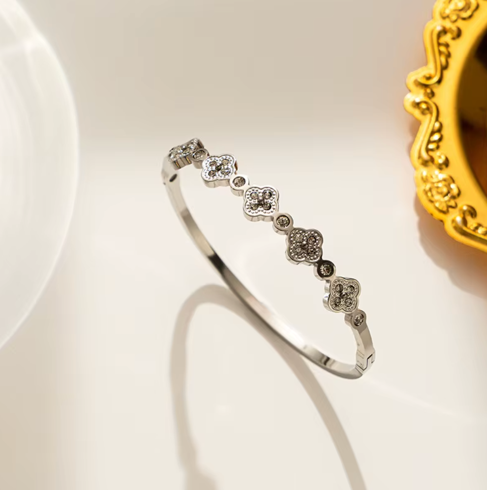 High End Diamond Four Leaf Clover Titanium Steel Bracelet Fashion Jewelry Silver Plated Cuff Bangle for Women